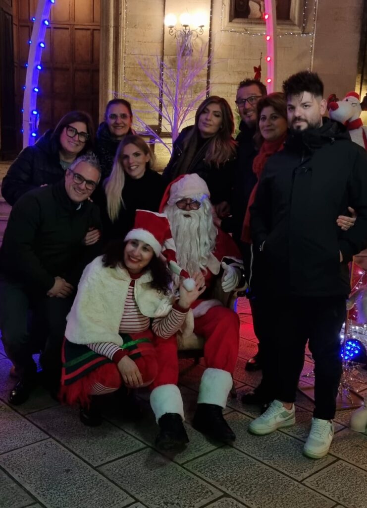 Foto con babbo natale e il sindaco di giurdignano e l'amministrazione comunale