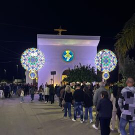 Cappella Madonna del Rosario, luminario, persone in processione, 4 ottobre 2026