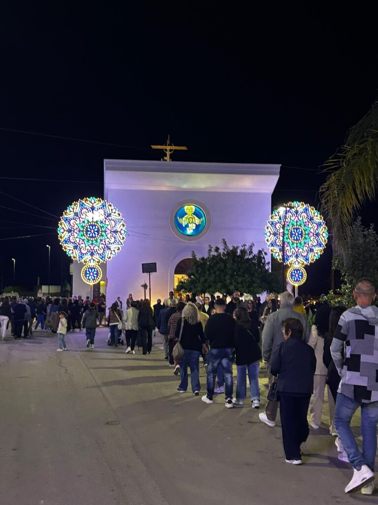 Cappella Madonna del Rosario, luminario, persone in processione, 4 ottobre 2026