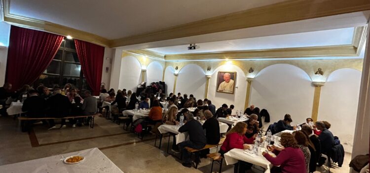 A cena con i Santi: una bella serata di sapori, storie e comunità A cena con i Santi: una bella serata di sapori, storie e comunità